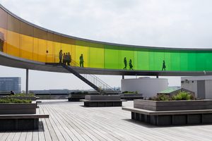 Le panorama arc-en-ciel du musée ARoS surplombant la ville d'Aarhus