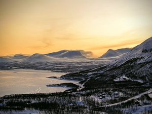 Le canyon gelé de la rivière Abiskojåkka et les montagnes enneigées