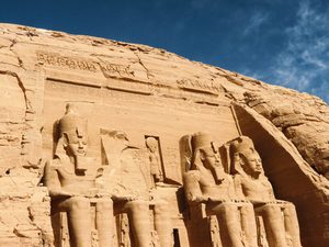 Les quatre statues colossales de Ramsès II à l'entrée du grand temple d'Abou Simbel