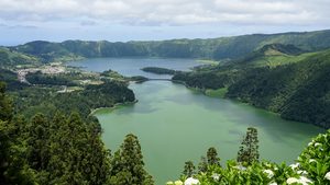 Vue sur les lacs de cratère de Sete Cidades à São Miguel