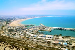 Vue panoramique sur la baie d'Agadir et l'océan depuis la colline de la Kasbah