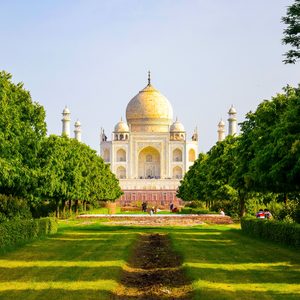 Le Taj Mahal vu depuis les jardins au petit matin
