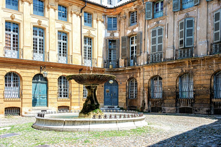 La fontaine de la Rotonde et le cours Mirabeau à Aix-en-Provence