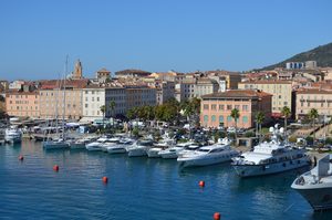 Le vieux port d'Ajaccio et la citadelle
