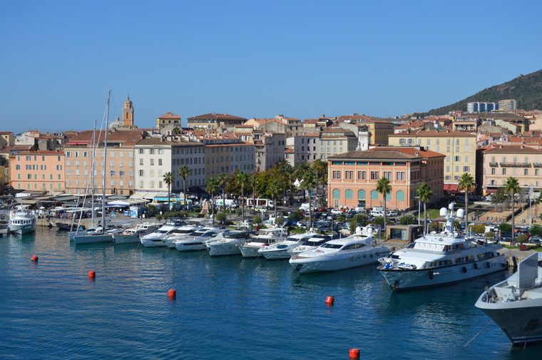 Le vieux port d'Ajaccio et la citadelle