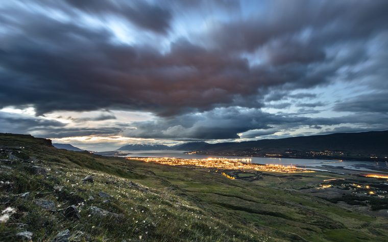 La ville d'Akureyri au bord du fjord Eyjafjörður