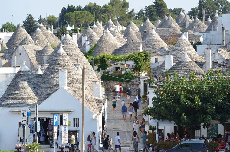 Vue panoramique sur les toits coniques des trulli d'Alberobello au coucher du soleil