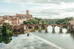 La cathédrale Sainte-Cécile et le pont Vieux sur le Tarn à Albi