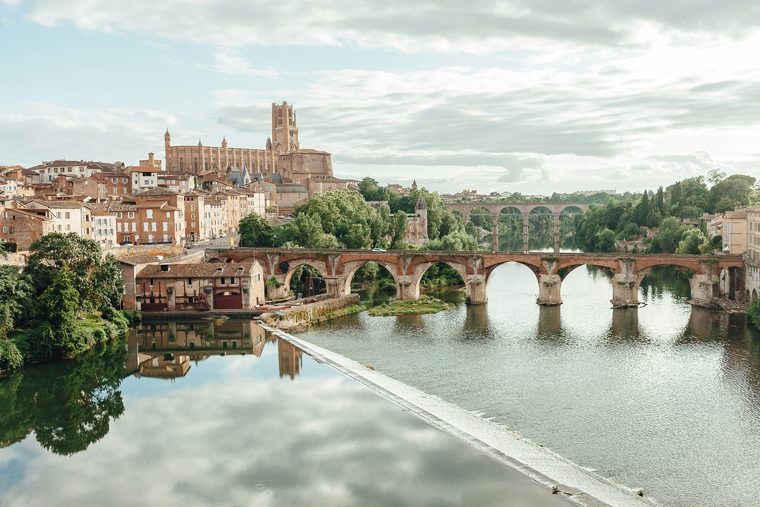 La cathédrale Sainte-Cécile et le pont Vieux sur le Tarn à Albi