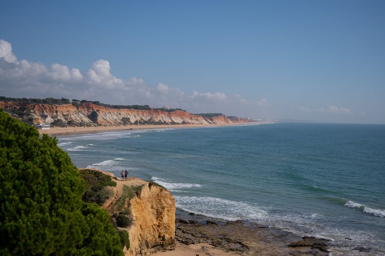 Les falaises dorées et la plage de Praia dos Pescadores à Albufeira