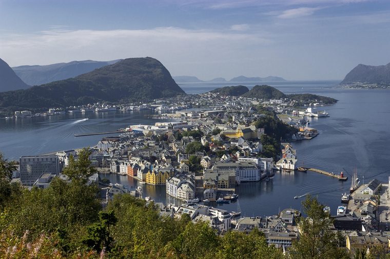 Vue panoramique sur la ville d'Ålesund et ses îles depuis le mont Aksla