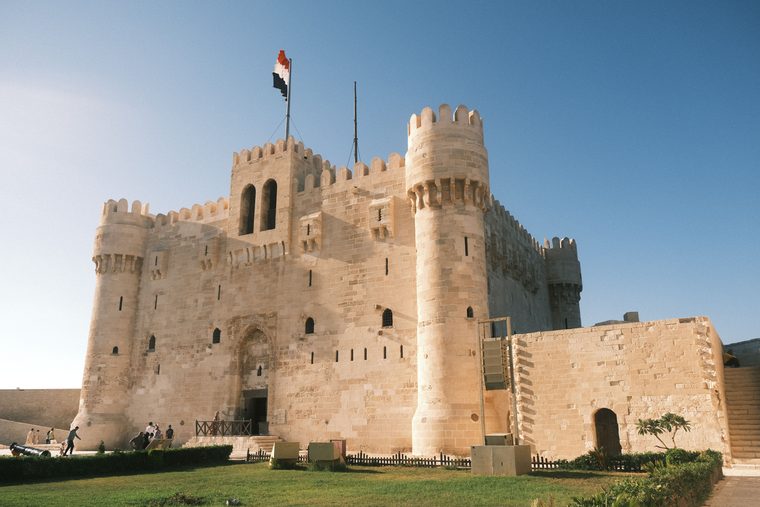 La citadelle de Qaitbay face à la mer Méditerranée