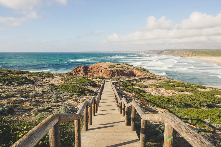 Les falaises dorées et les arches rocheuses de la Praia da Marinha