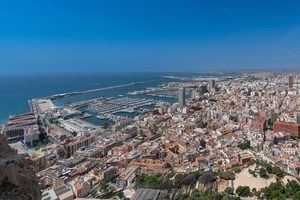 Vue depuis le château de Santa Bárbara sur le port d'Alicante