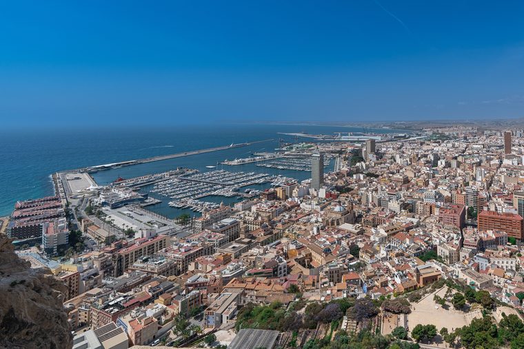 Vue depuis le château de Santa Bárbara sur le port d'Alicante