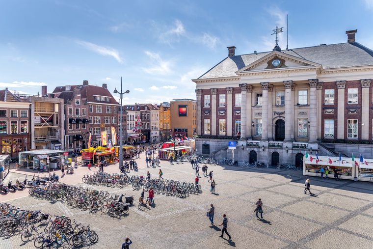 Le marché au fromage sur la place Waagplein à Alkmaar