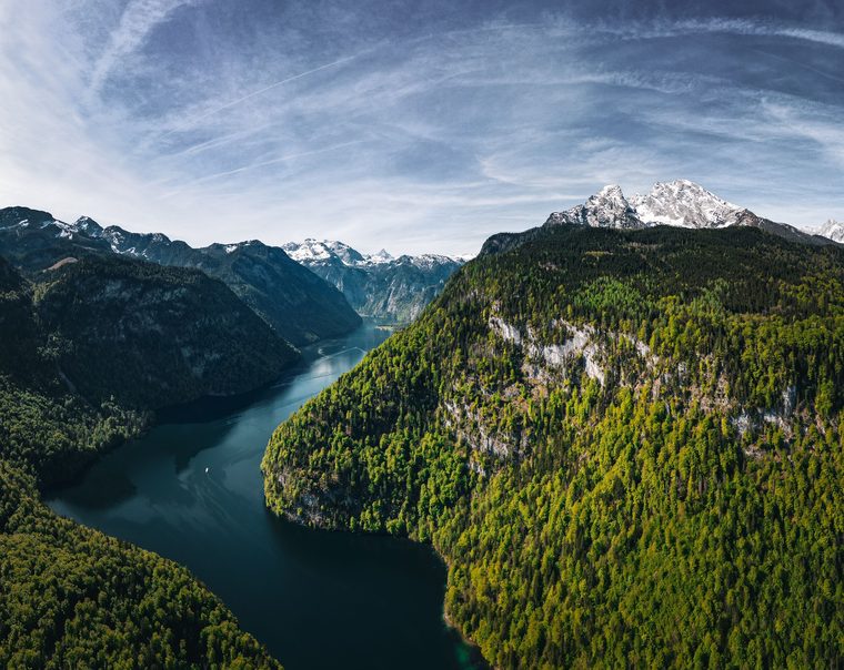 Un lac alpin bavarois entouré de montagnes et de forêts