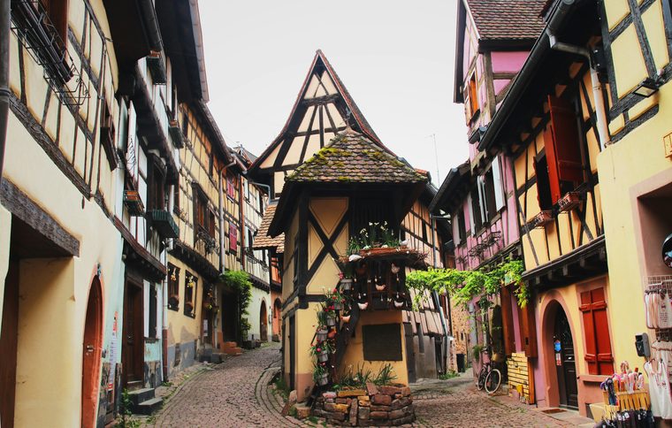 Maisons à colombages et vignoble en Alsace