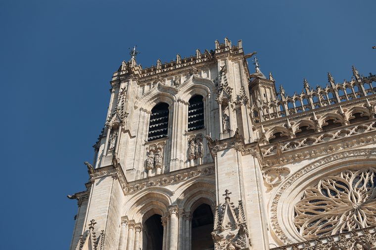 La cathédrale d'Amiens dominant le quartier Saint-Leu et ses canaux