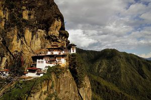 Le monastère de la Panagia Hozoviotissa accroché à la falaise blanche face à la mer