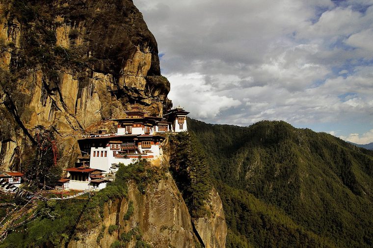 Le monastère de la Panagia Hozoviotissa accroché à la falaise blanche face à la mer