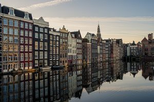 Les canaux d'Amsterdam bordés de vélos et de maisons étroites en briques