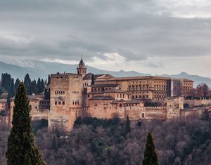 L'Alhambra de Grenade avec les sommets de la Sierra Nevada en arrière-plan