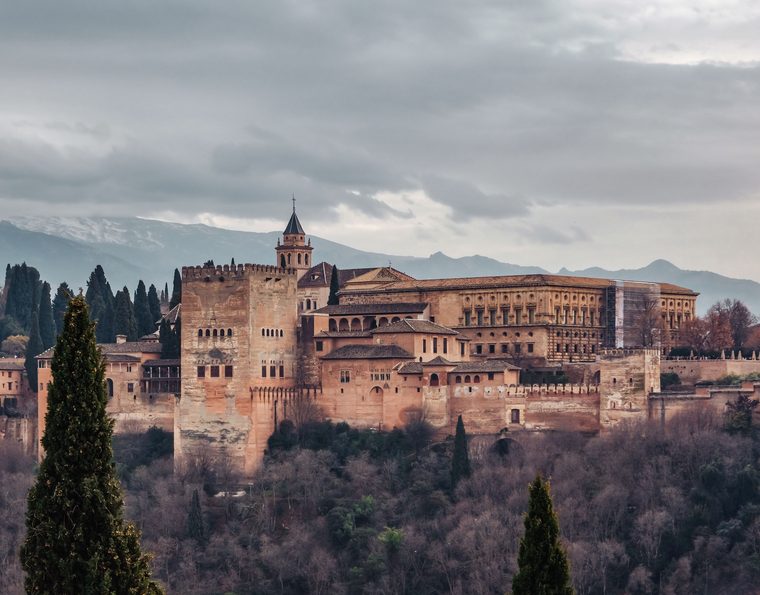 L'Alhambra de Grenade avec les sommets de la Sierra Nevada en arrière-plan
