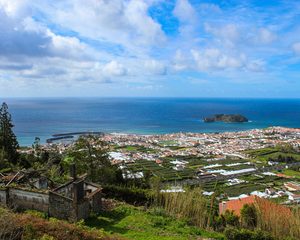 Vue panoramique sur Angra do Heroísmo et la marina depuis le Monte Brasil