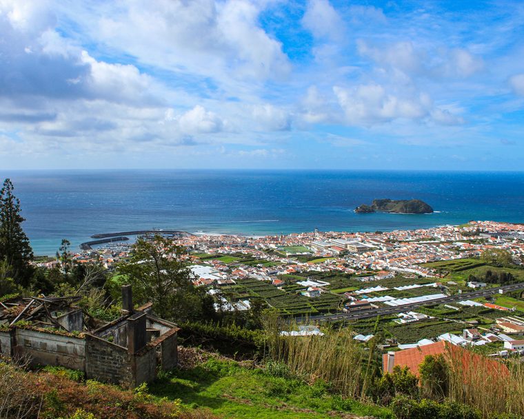 Vue panoramique sur Angra do Heroísmo et la marina depuis le Monte Brasil