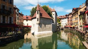 Le Palais de l'Île et les canaux de la vieille ville d'Annecy