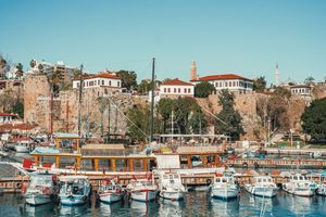 Le vieux port de Kaleiçi et les montagnes du Taurus en arrière-plan