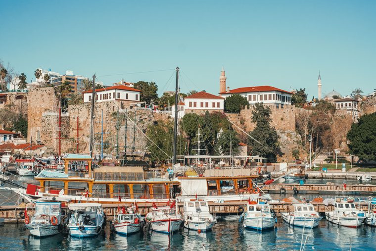 Le vieux port de Kaleiçi et les montagnes du Taurus en arrière-plan