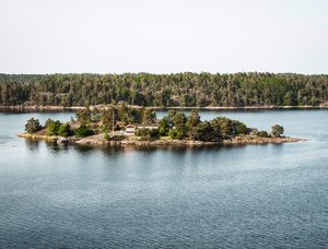 Maisons rouges typiques sur une île de l'archipel de Stockholm