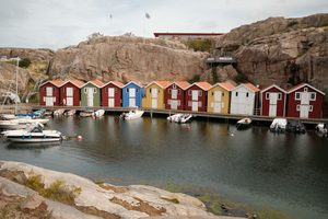 Cabanes de pêcheurs rouges sur les rochers de granit de l'archipel de Göteborg