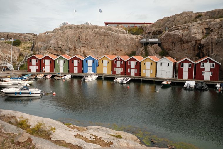 Cabanes de pêcheurs rouges sur les rochers de granit de l'archipel de Göteborg