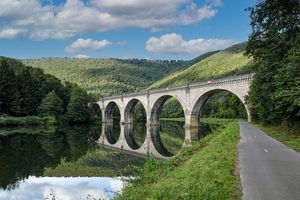 Le méandre de la Semois et le Tombeau du Géant entourés de forêts à l'automne