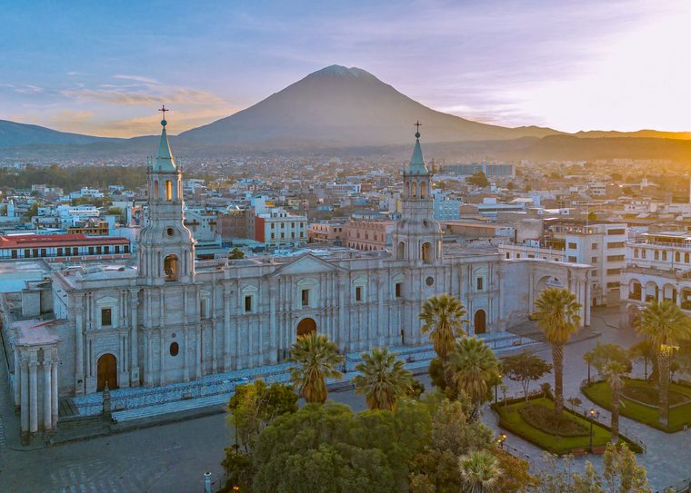 Le volcan Misti dominant la Plaza de Armas d'Arequipa
