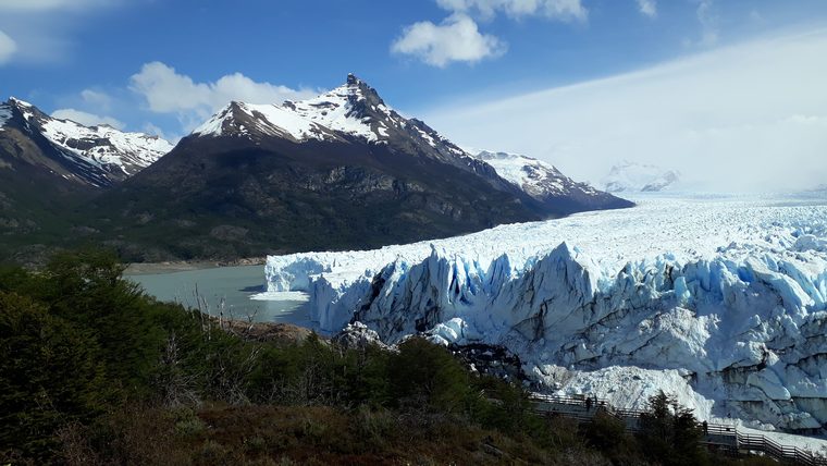 Le glacier Perito Moreno s'effondrant dans les eaux turquoise du lac Argentino