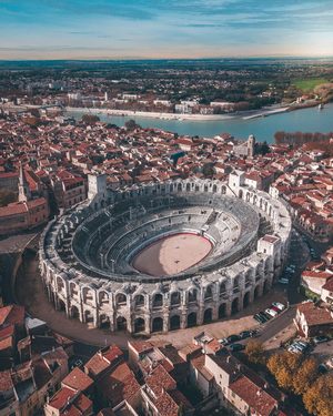 Les Arènes d'Arles sous le soleil de Provence