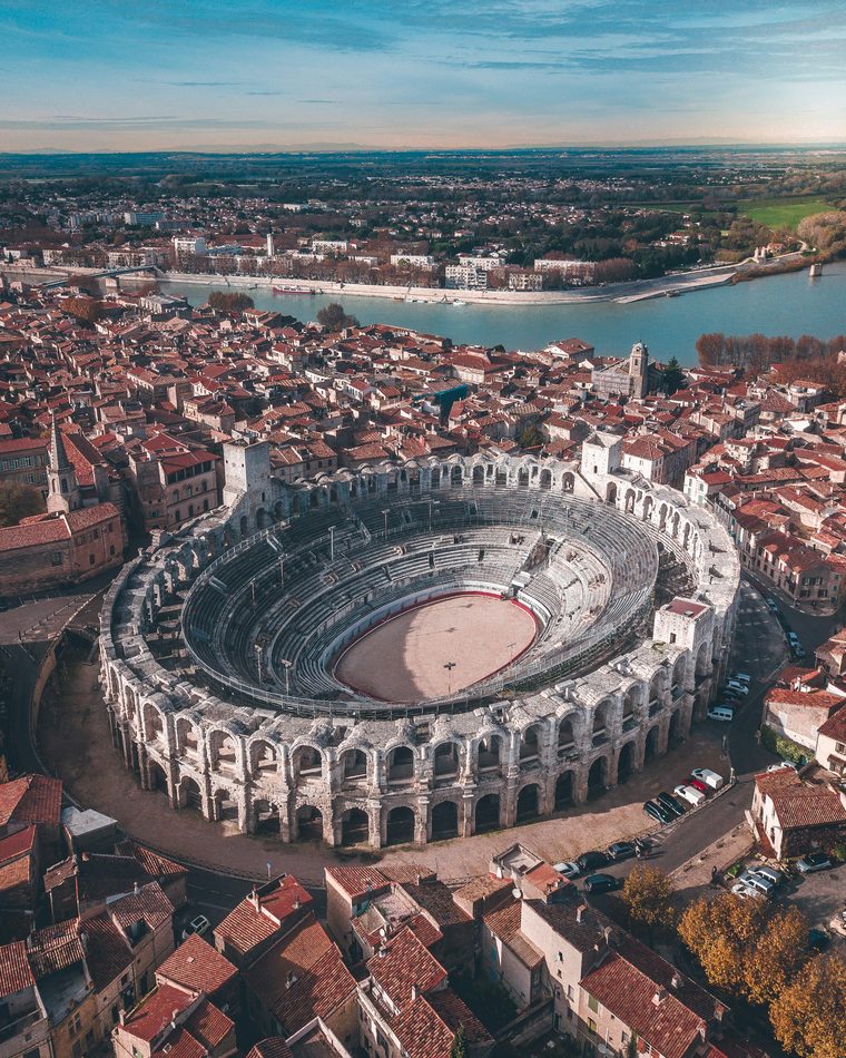 Les Arènes d'Arles sous le soleil de Provence