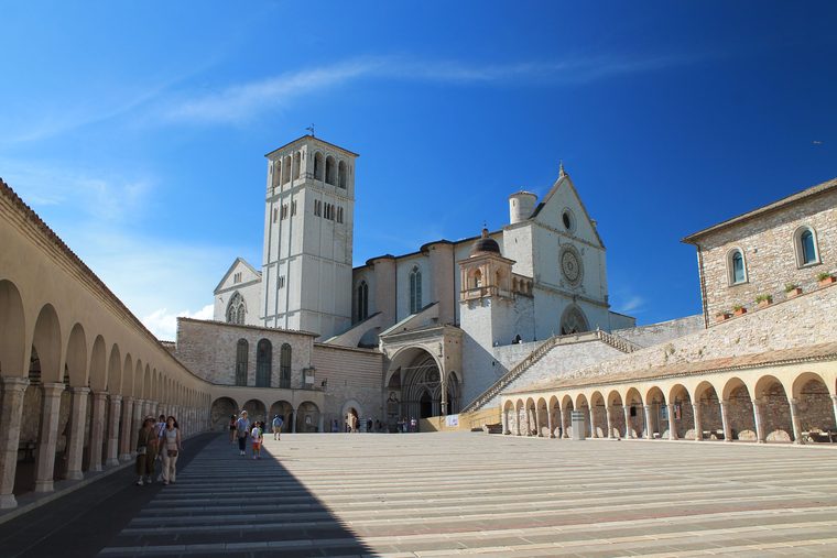 La basilique Saint-François dominant la colline d'Assise