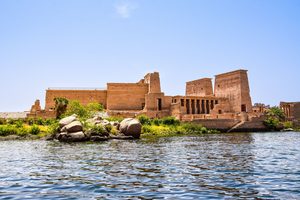 Le temple de Philæ se reflétant dans les eaux du Nil au coucher du soleil