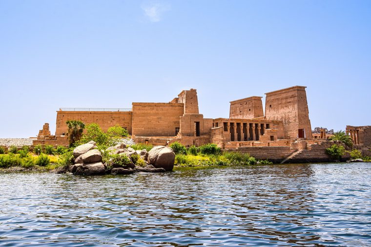 Le temple de Philæ se reflétant dans les eaux du Nil au coucher du soleil