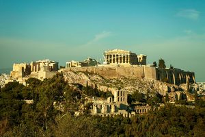 Vue sur l'Acropole et le Parthénon illuminés depuis la colline du Lycabette
