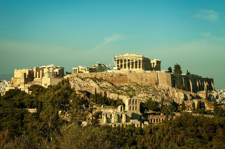 Vue sur l'Acropole et le Parthénon illuminés depuis la colline du Lycabette