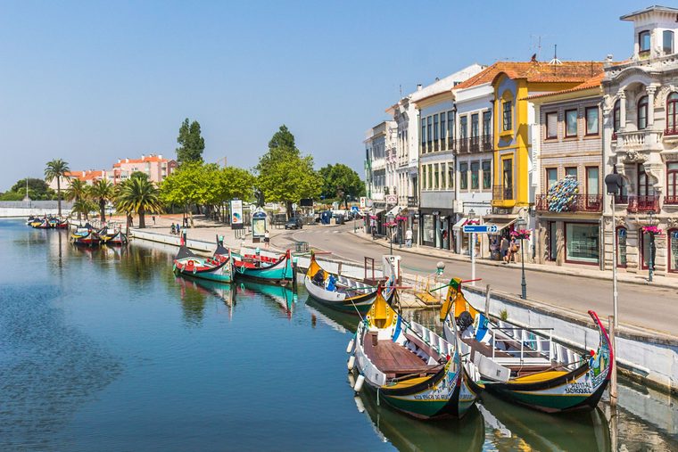 Les bateaux traditionnels moliceiros naviguant sur le canal central d'Aveiro
