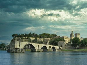 Le Palais des Papes et le pont Saint-Bénézet vus depuis le Rhône
