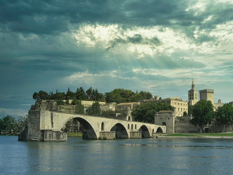Le Palais des Papes et le pont Saint-Bénézet vus depuis le Rhône