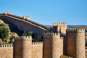 Les remparts médiévaux d'Ávila illuminés au crépuscule